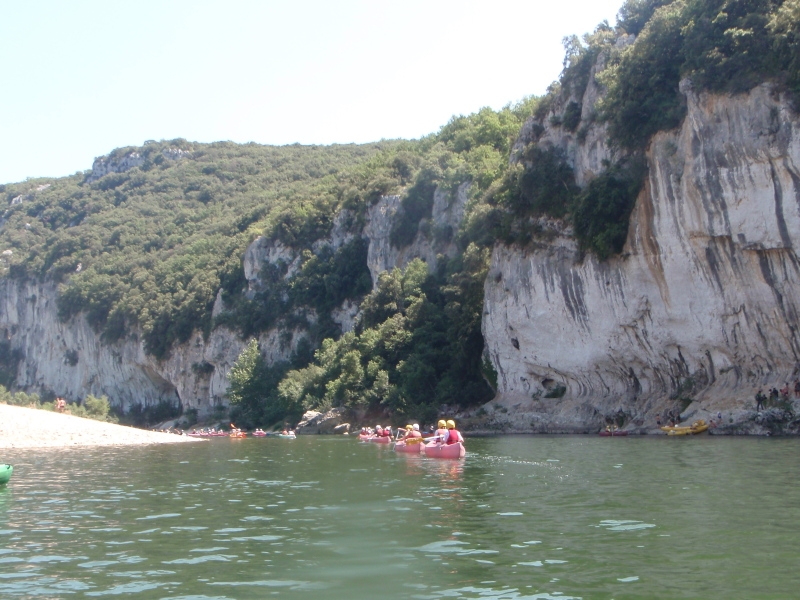 Village Camps International Summer Camp Ard&egrave;che, France 2019-07-26 https://www.villagecamps.com/journals_admin/images/69-35-The paddle down river.jpg